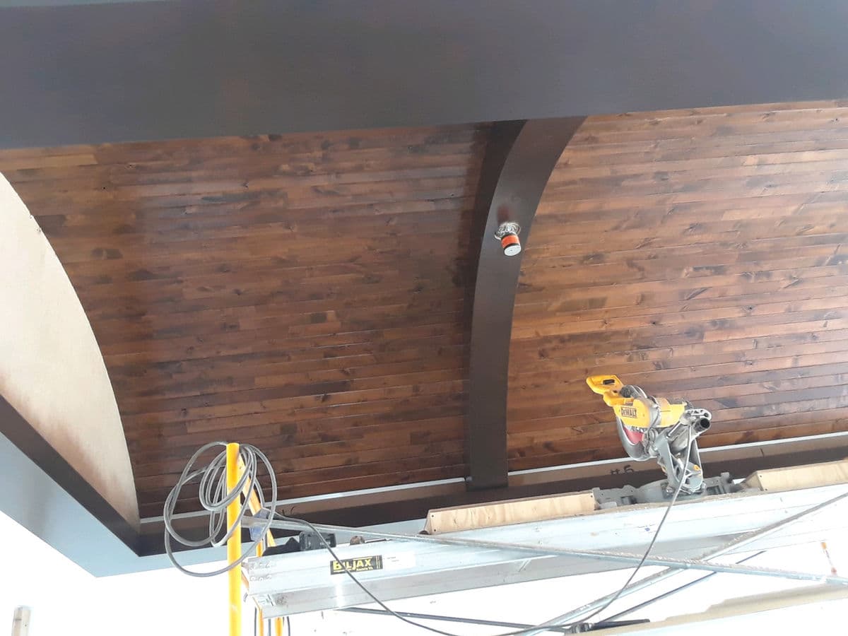 Curved Plank Ceiling with Stained Beam — photo 16